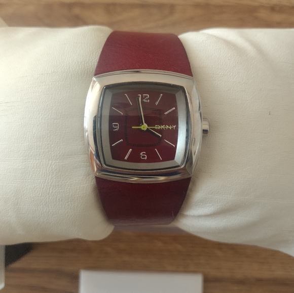 Women's 30 MM DKNY Model NY-3175  Quartz Watch - Picture 1 of 9
